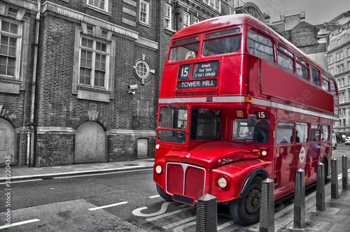 Photo d'un bus rouge vintage à impériale typique à Londres (UK)