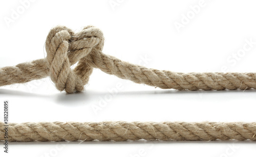 Serce zaplecione z grubego sznurka.