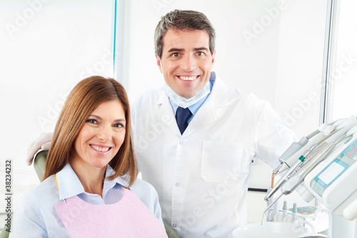 Glückliche Frau beim Zahnarzt