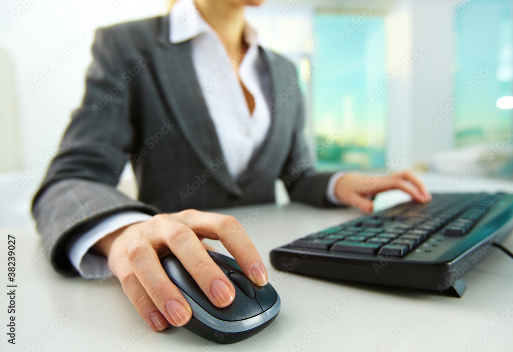 Hand on mouse Hand on mouse