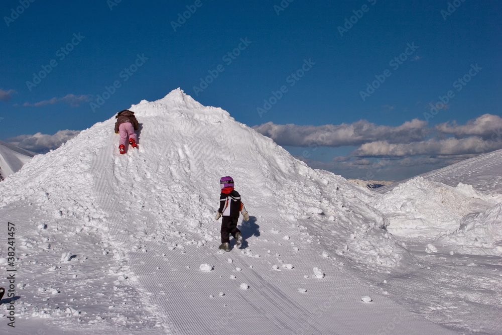 Monte Baldo, bambini giocano sulla neve