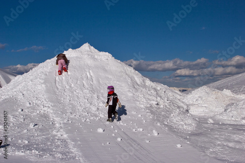 Monte Baldo, bambini giocano sulla neve