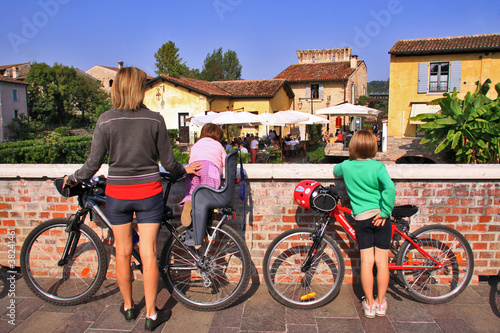 Famiglia di ciclisti a Borghetto di Valeggio photo