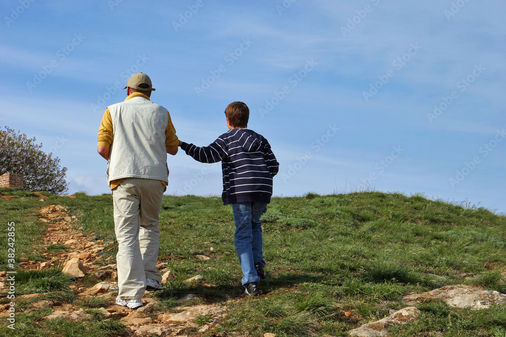 Rocca di Manerba, padre e figlio a passeggio