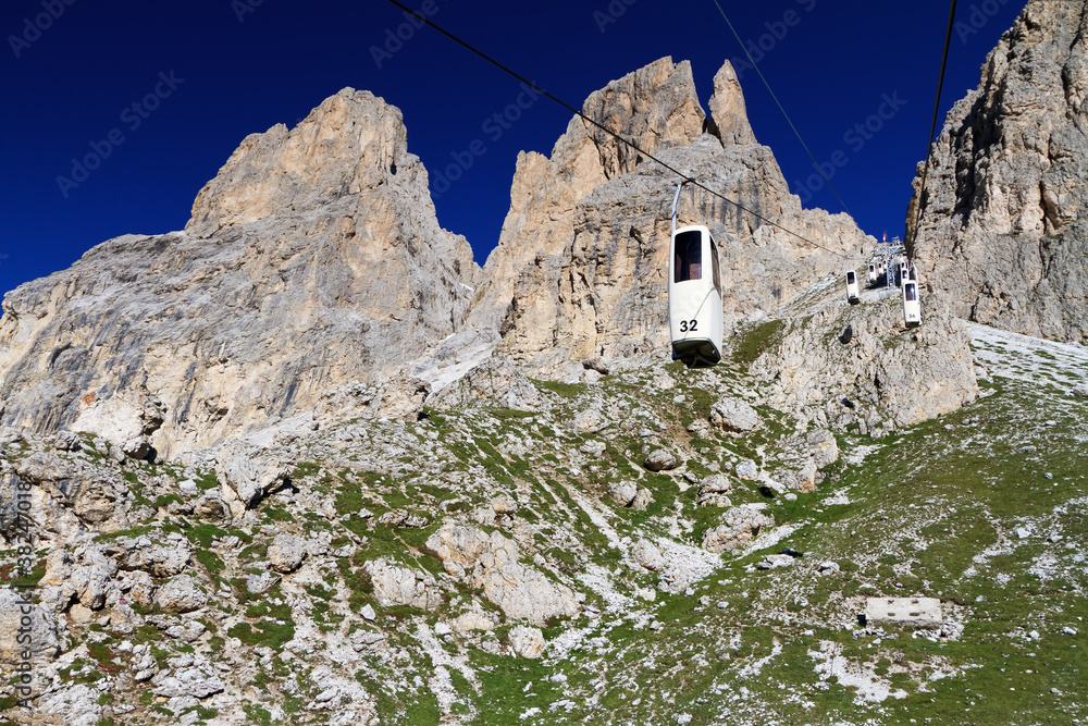 Fototapeta premium cabinovia sulle Dolomiti - cableway on Dolomites
