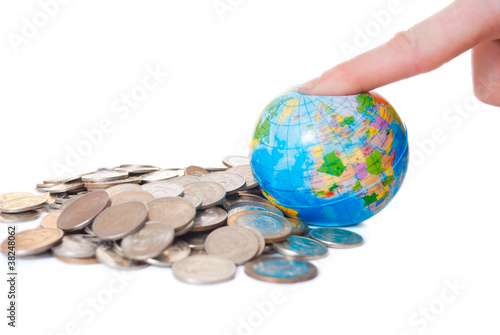 рука человека выдавливает монеты из глобуса © rosasto
