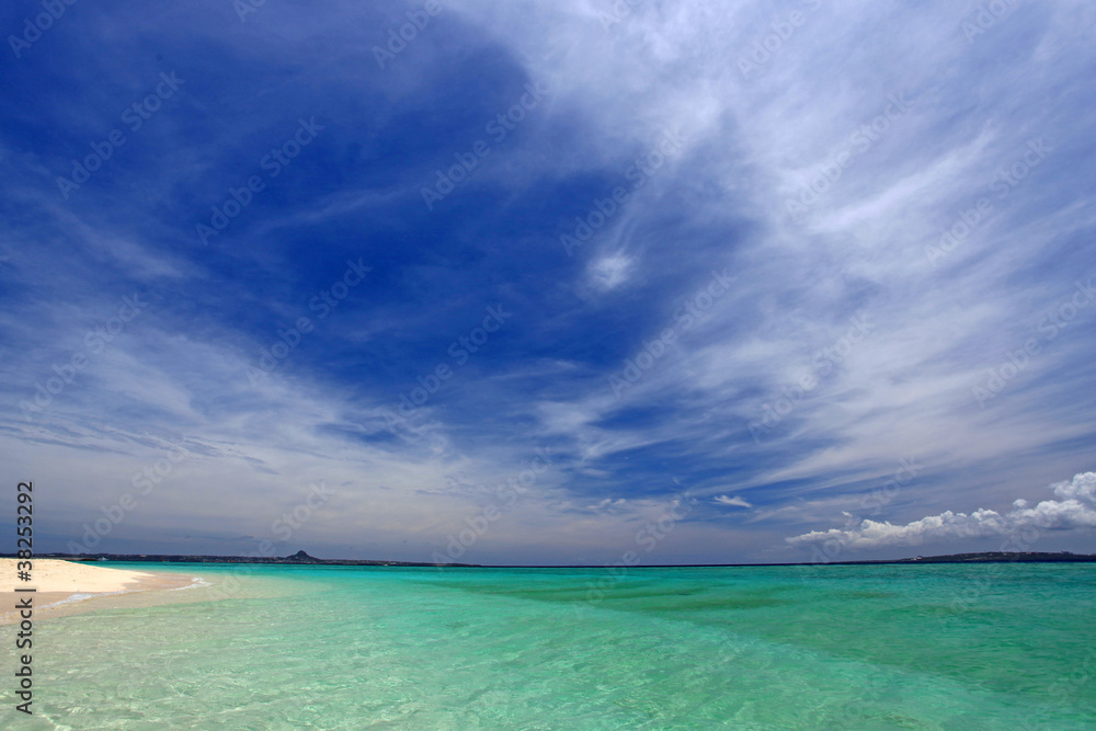 水納島の美しい海と夏の空 水納島の美しい海と夏の空