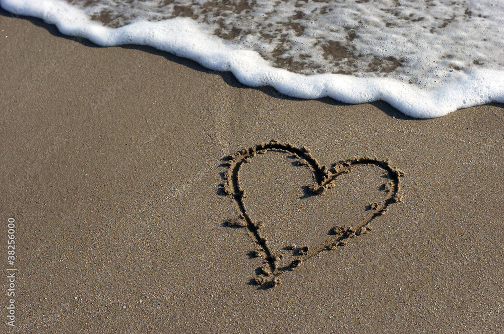 Corazón, arena de la playa, orilla del mar Stock Photo | Adobe Stock