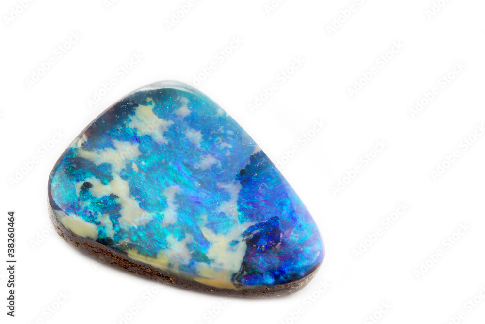 Einzelner Opal auf weißem Hintergrund Einzelner Opal auf weißem Hintergrund