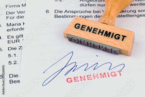 Konstfotografi Holzstempel auf Dokument: Genehmigt