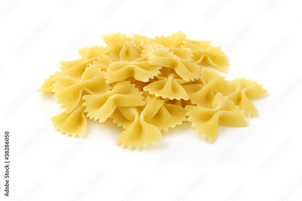 pâtes italiennes farfalle sur fond blanc pâtes italiennes farfalle sur fond blanc