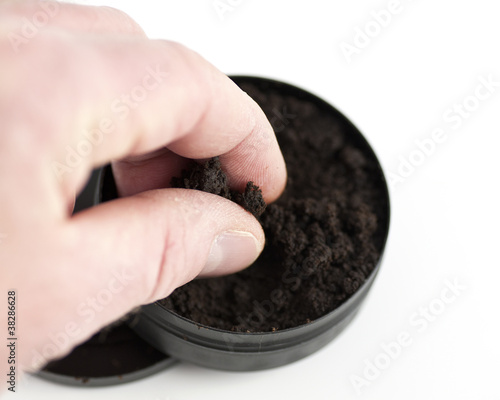 Fototapeta Pinch of moist snuff
