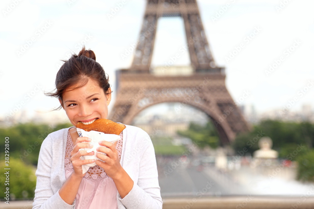 Naklejka premium Paris woman by Eiffel Tower