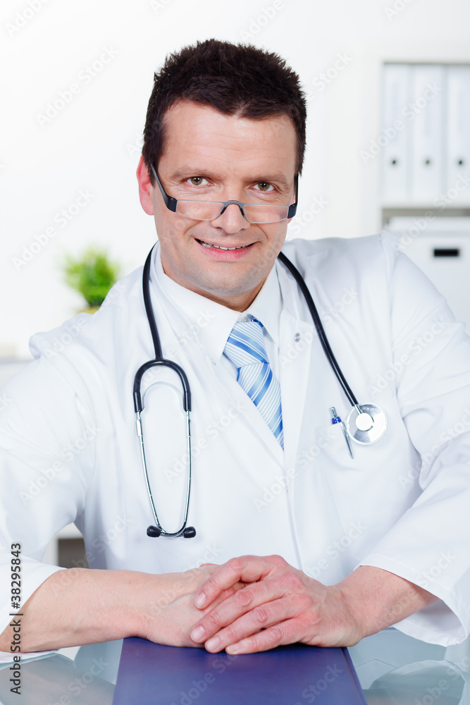 portrait eines freundlichen arztes portrait eines freundlichen arztes