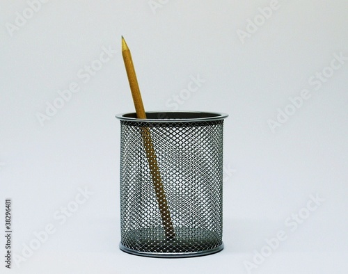 Bleistift in einem kleinen Drahtkorb