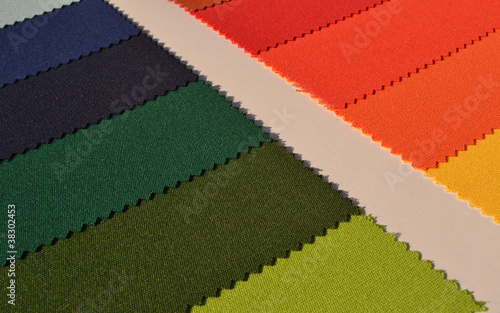 Muestrario de telas de colores azul, verde, amarillo y naranja