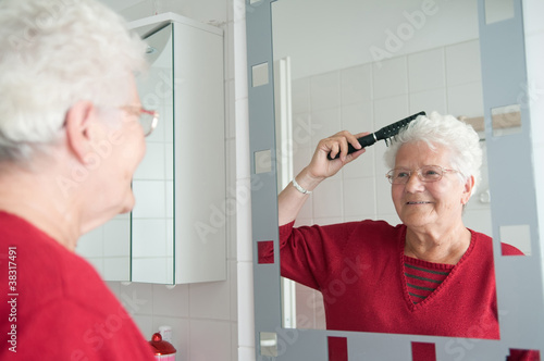 Tableau sur toile oma kämmt sich die haare