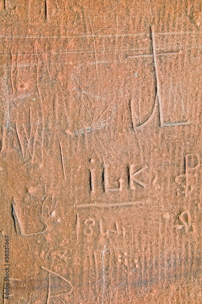 Geheime Inschrift im Sandstein