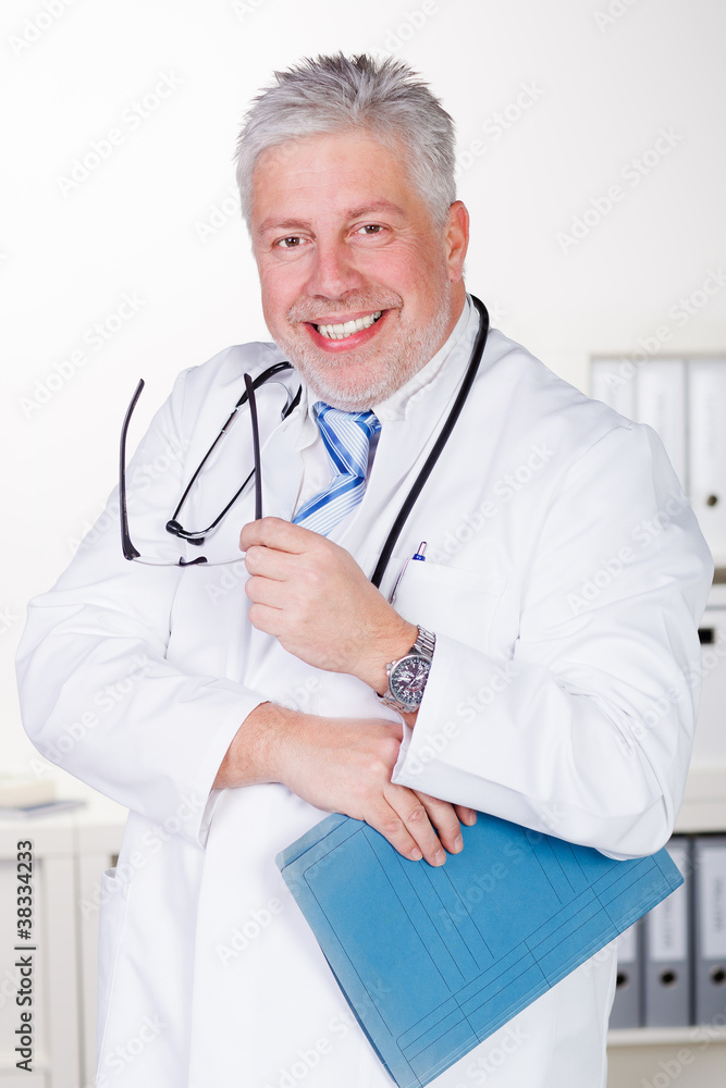 lachender grauhaariger arzt