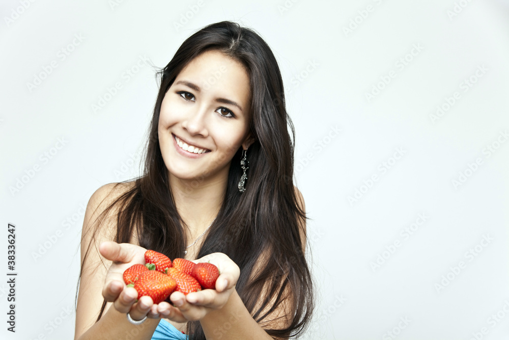 Erdbeeren in der Hand einer lächelnden Frau Erdbeeren in der Hand einer lächelnden Frau