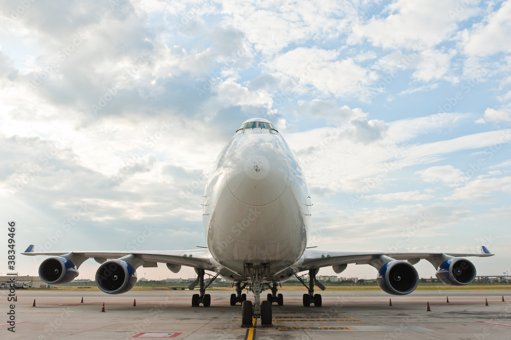 Obraz premium Commercial airplane parking at the airport