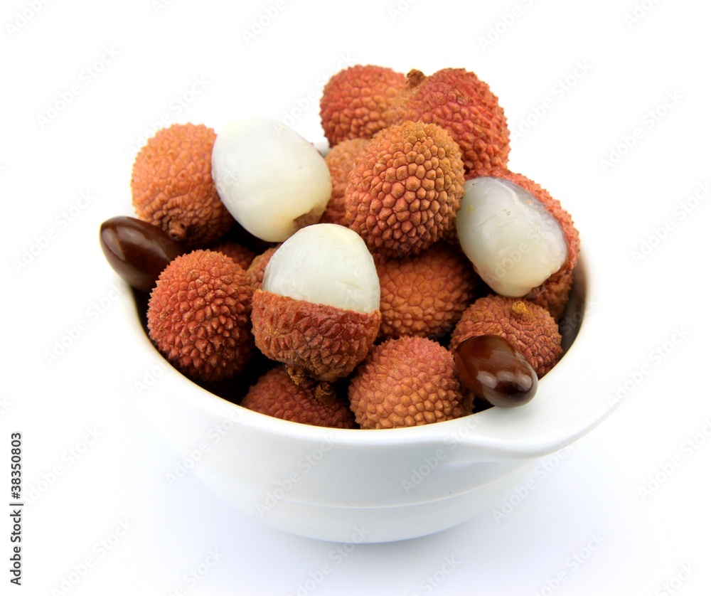 litchis dans un bol sur fond blanc litchis dans un bol sur fond blanc