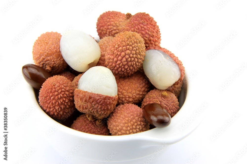 litchis dans un bol sur fond blanc litchis dans un bol sur fond blanc