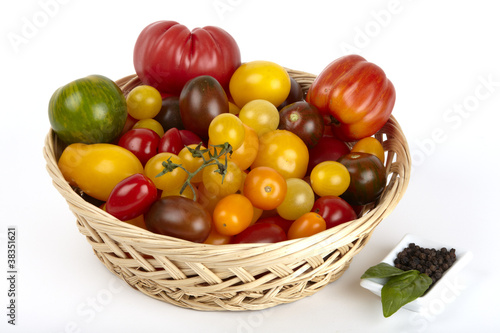 Ein Korb mit vielen verschiedenen Bio Tomaten