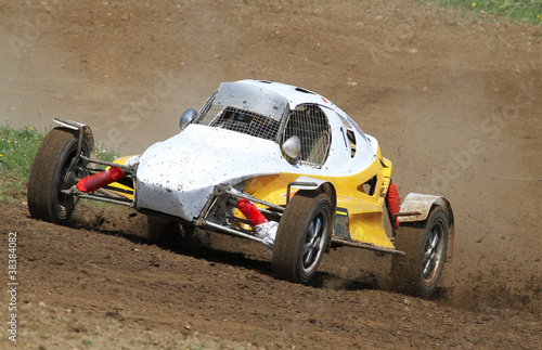 prototype de voiture dans la boue