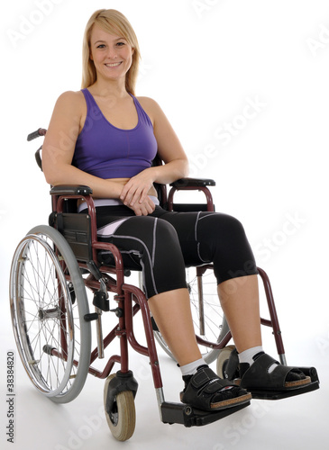 Junge Frau sportlich im Rollstuhl © Dan Race