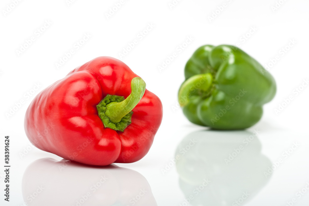 rote und grüne Paprika freigestellt vor weissem Hintergrund rote und grüne Paprika freigestellt vor weissem Hintergrund