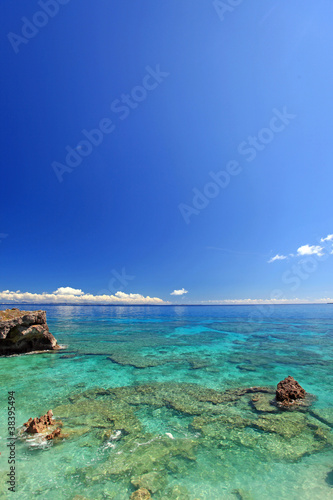 Fototapeta Naklejka Na Ścianę i Meble -  コマカ島の美しいサンゴ礁の海