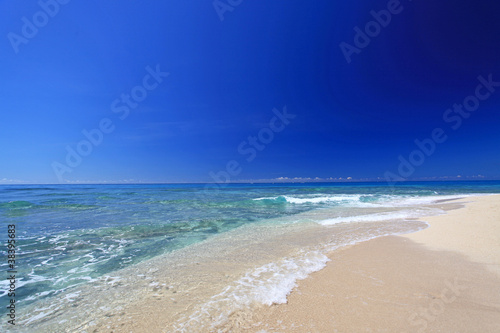 コマカ島の美しいビーチと紺碧の空