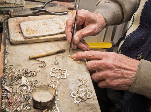 hands of  jeweller