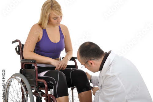 Junge Frau im Rollstuhl mit Arzt