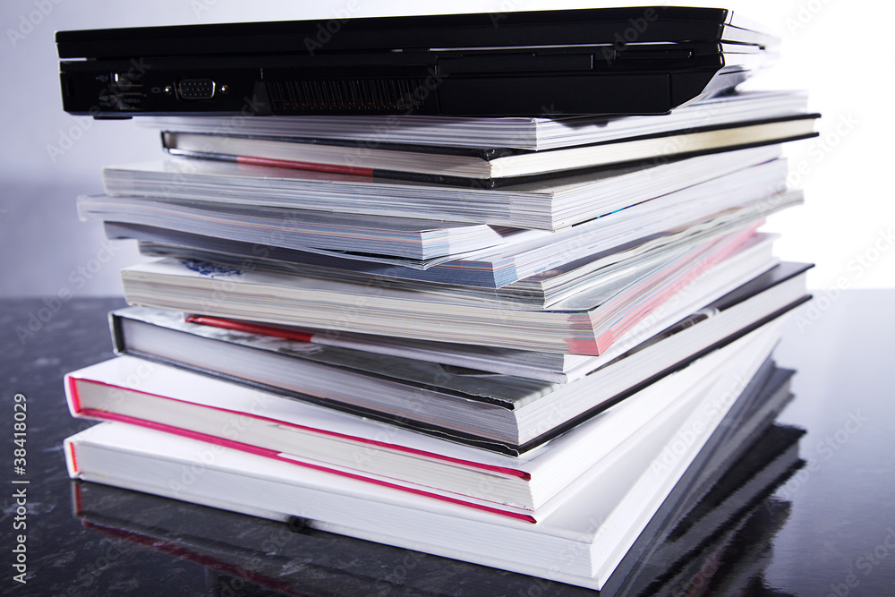 Lap Top auf Bücher Stapel Nahaufnahme Lap Top auf Bücher Stapel Nahaufnahme