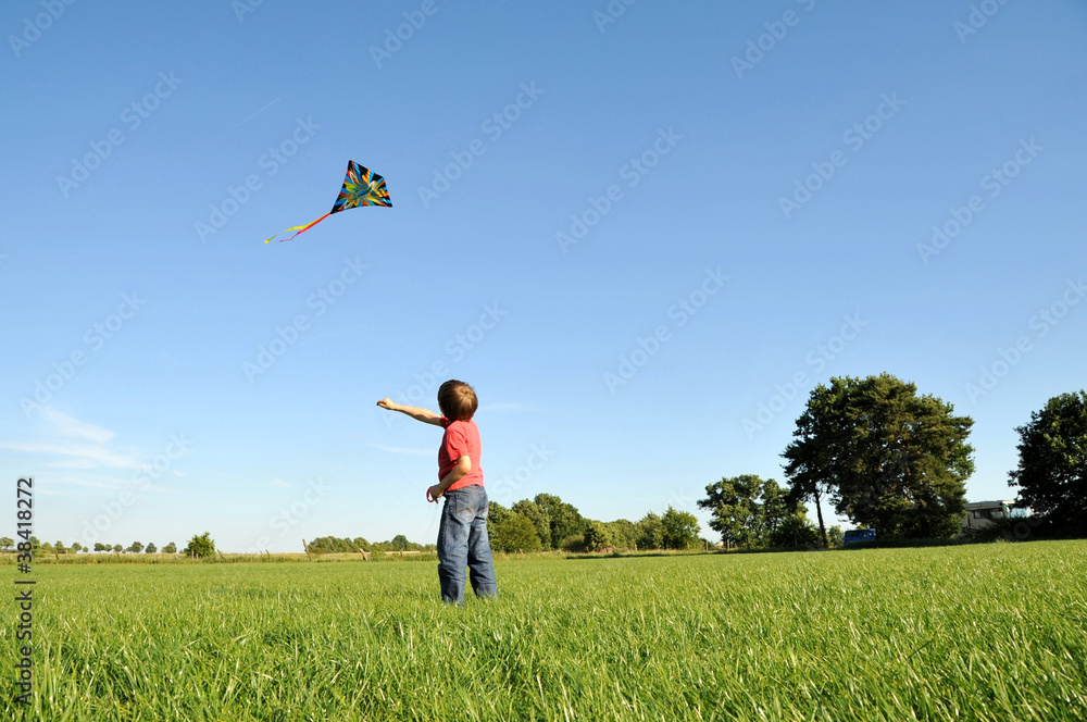 Drachen steigen lassen, Wind, Spiel, Junge, Kind, Wiese Drachen steigen lassen, Wind, Spiel, Junge, Kind, Wiese