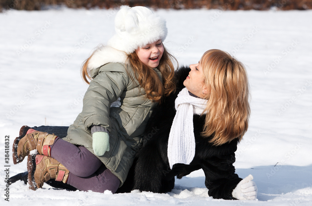 Obraz premium mother and daughter enjoying beautiful winter day