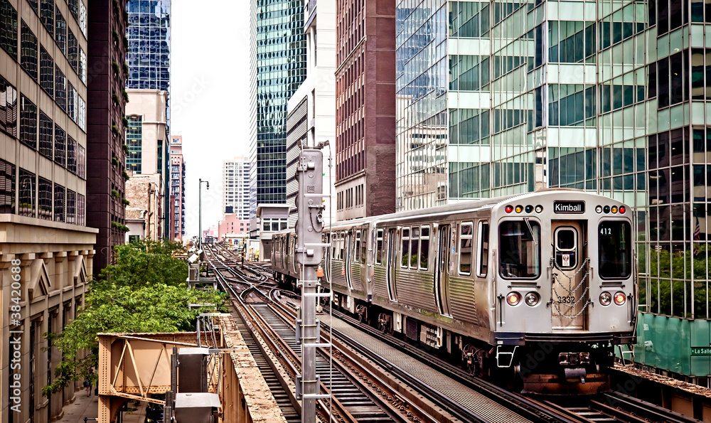 Obraz premium Pociąg porusza się po torach w Chicago