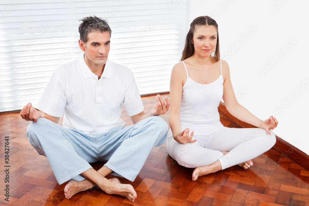 Mann und Frau machen Yoga