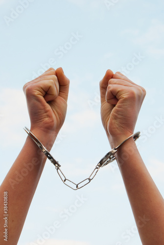 Obraz na płótnie Handcuffed woman's hands w salonie