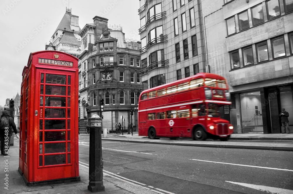 Fototapeta premium Budka telefoniczna i czerwone autobusy w Londynie (Wielka Brytania)