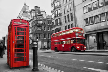 Papier peint photo Rouge, noir, blanc Cabine et bus rouges à Londres  © Delphotostock