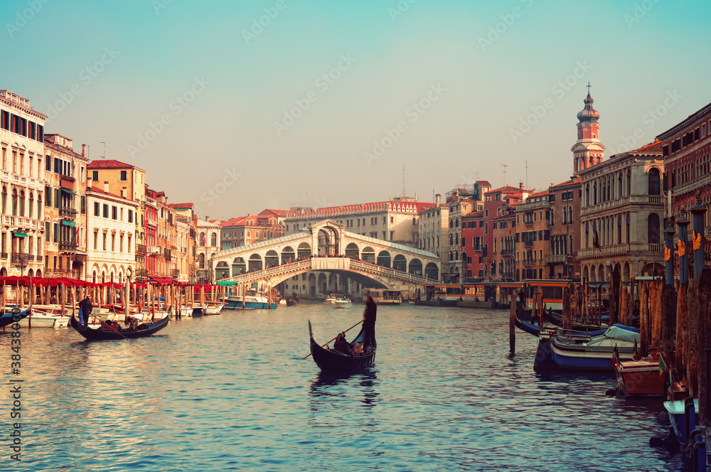 Fototapeta premium Rialto Bridge and gondolas in Venice.
