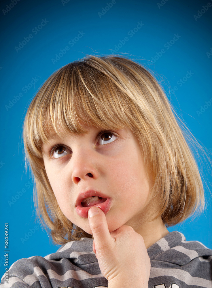 Blonder Junge, Bub, Schulkind, Hintergrund Blonder Junge, Bub, Schulkind, Hintergrund