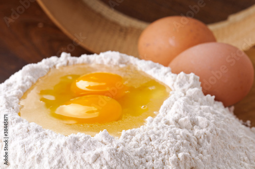Uova e farina per pasta all'uovo italiana