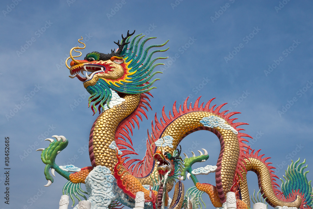 Naklejka premium Colorful dragon statue on blue sky