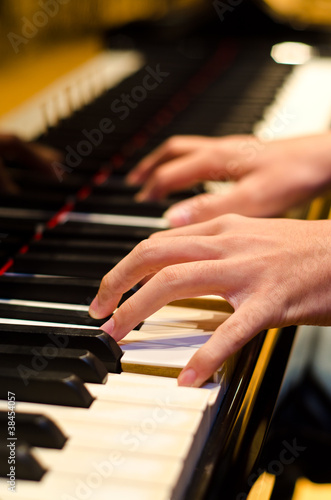 hand of a piano player