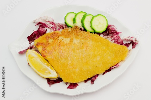 Filetto di pesce fritto con contorno di verdure photo