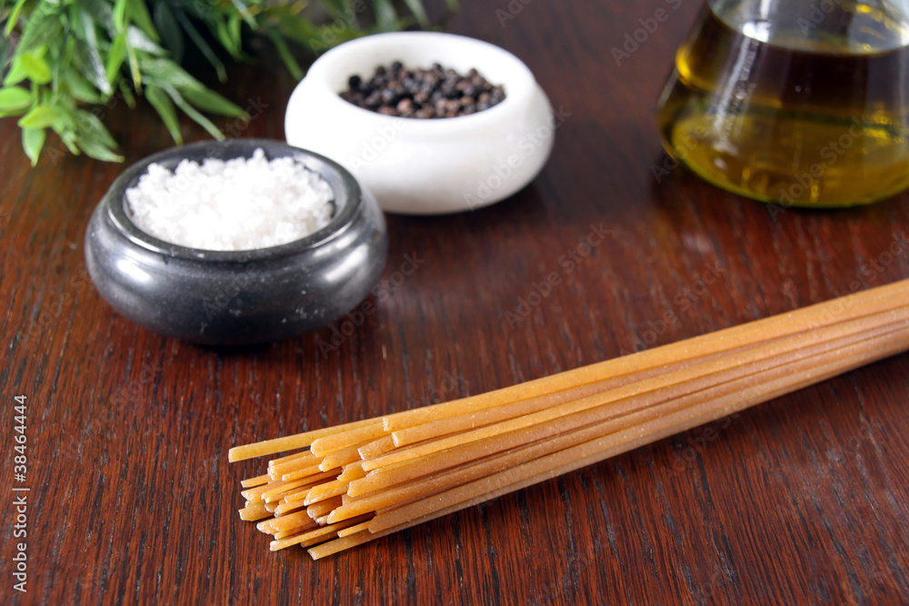 linguine mit pfeffer, salz und öl linguine mit pfeffer, salz und öl